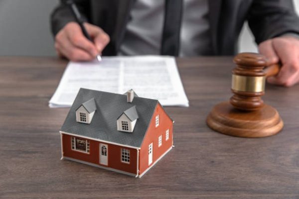 Key Steps Handled by a Conveyancing Solicitor During Your Property Deal