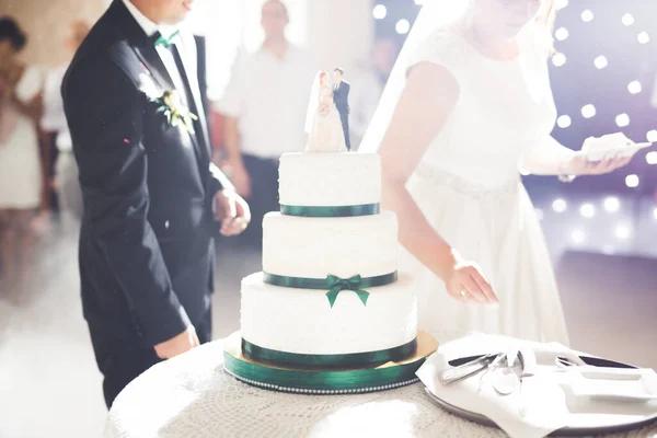 Behind the Scenes How DJs Manage Wedding Ceremony to Reception Transitions